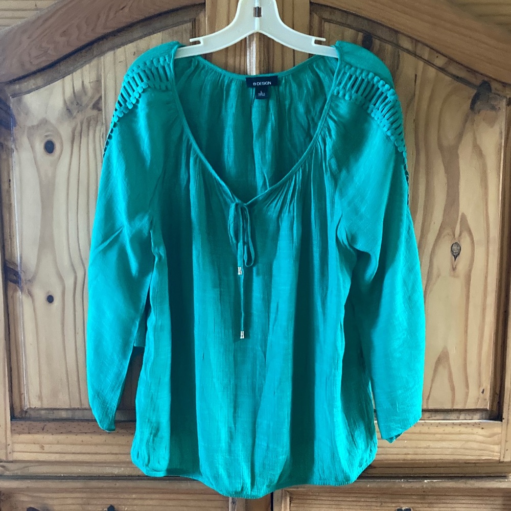 Women’s B Design green long sleeve eyelet lace sleeve shirt - size L